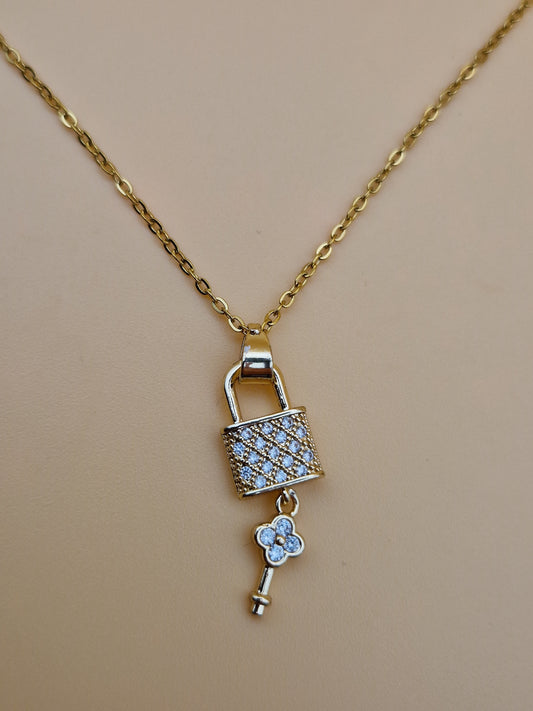 Collier "Clé du Cœur" – Doré avec Pendentif Cadenas &Clé Strassée