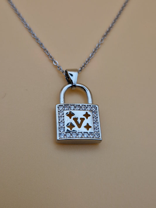 Collier Cadenas "Élégance Verrouillée" – LV