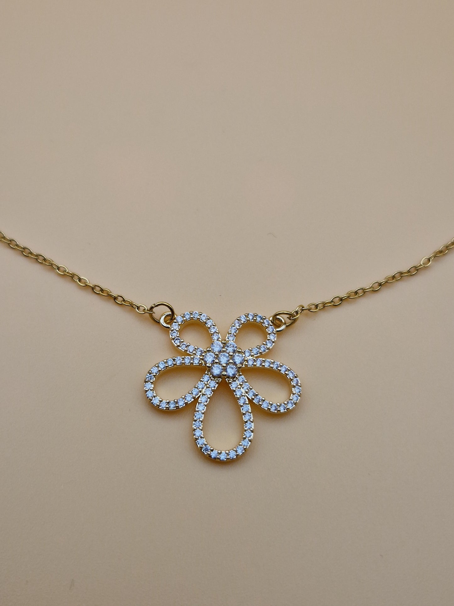 Collier "Sourire d'Or" – Éclat Minimaliste en Zircon