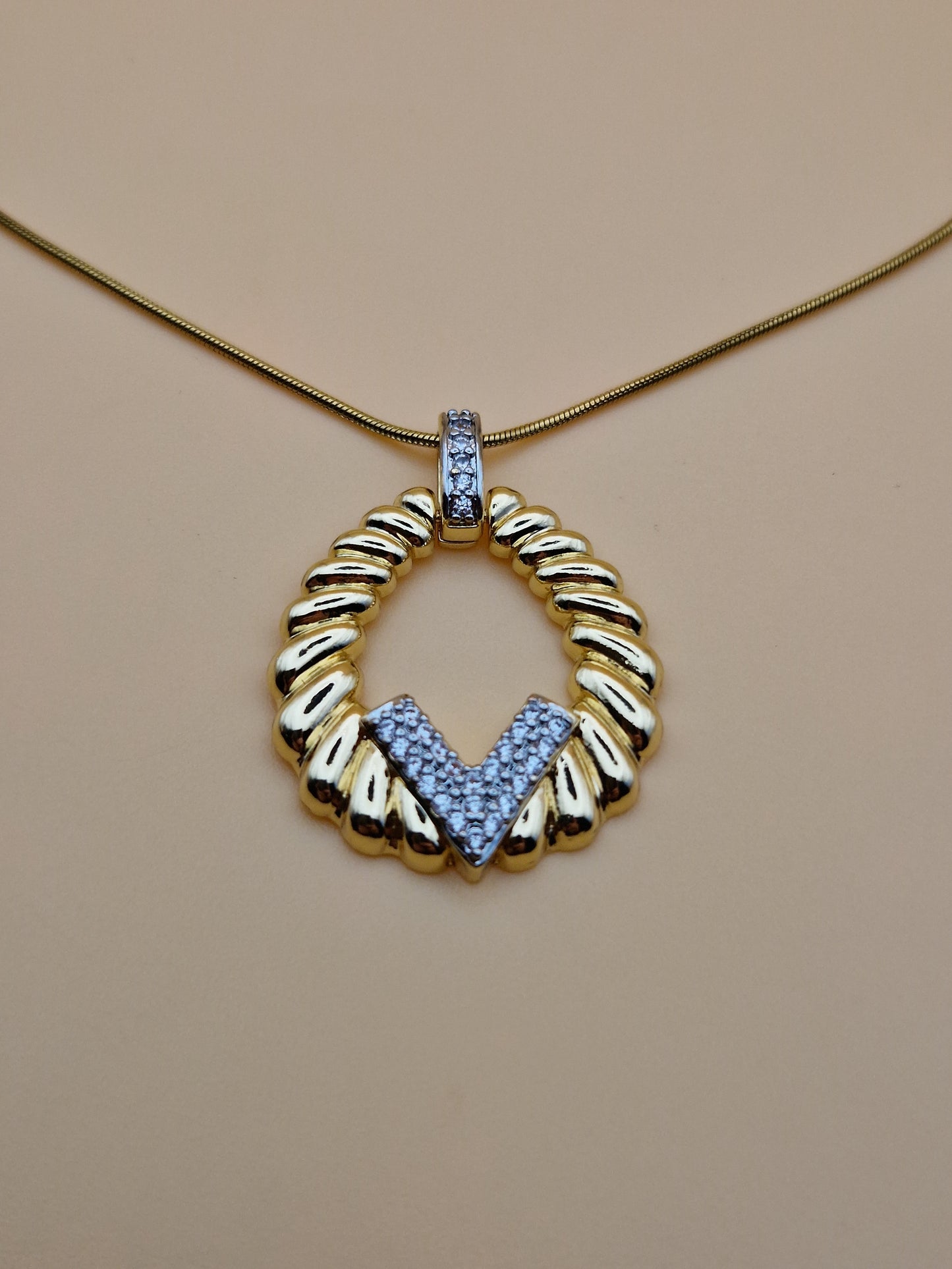 Collier Élégance Royale – Cercle Doré &Chevron Cristallin