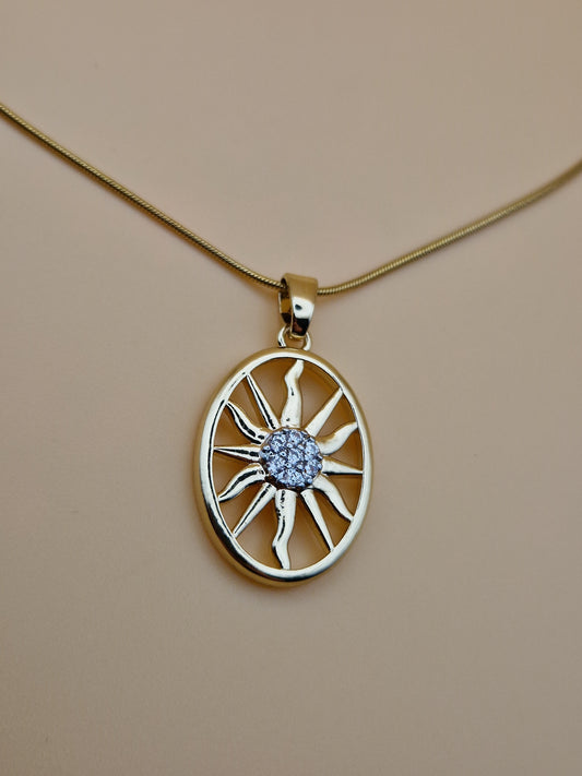 Collier "Éclat Solaire" – Pendentif Soleil Doré et Zircons Étincelants