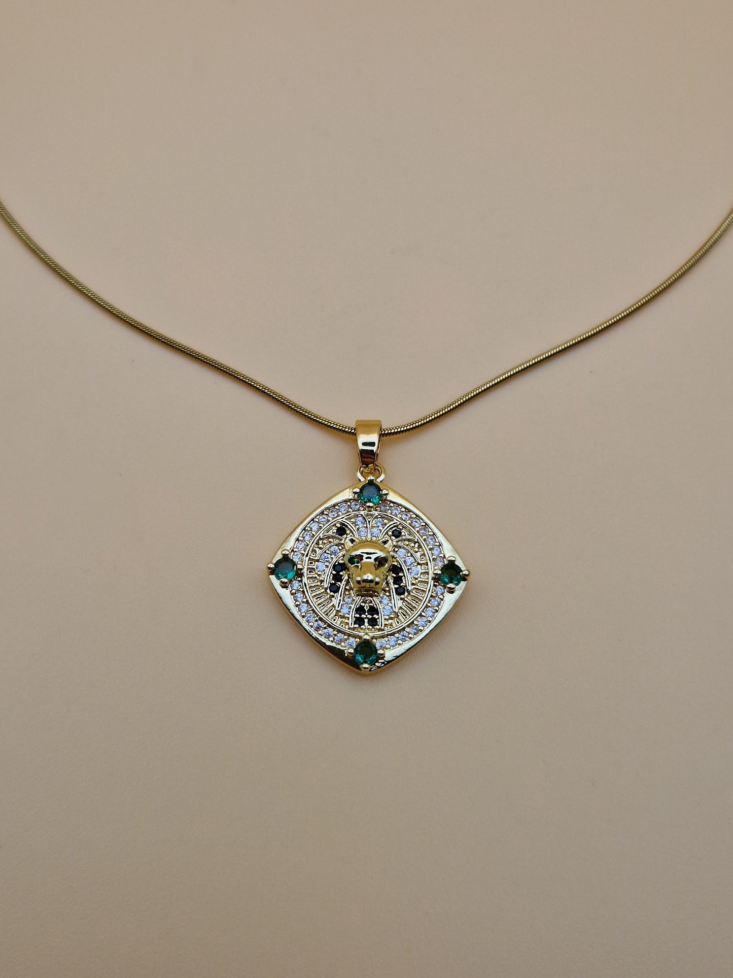 Collier "Gardien d’Anubis" – Pendentif Doré &Pierres Émeraude