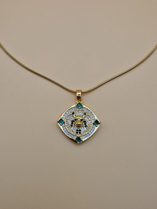 Collier "Gardien d’Anubis" – Pendentif Doré &Pierres Émeraude