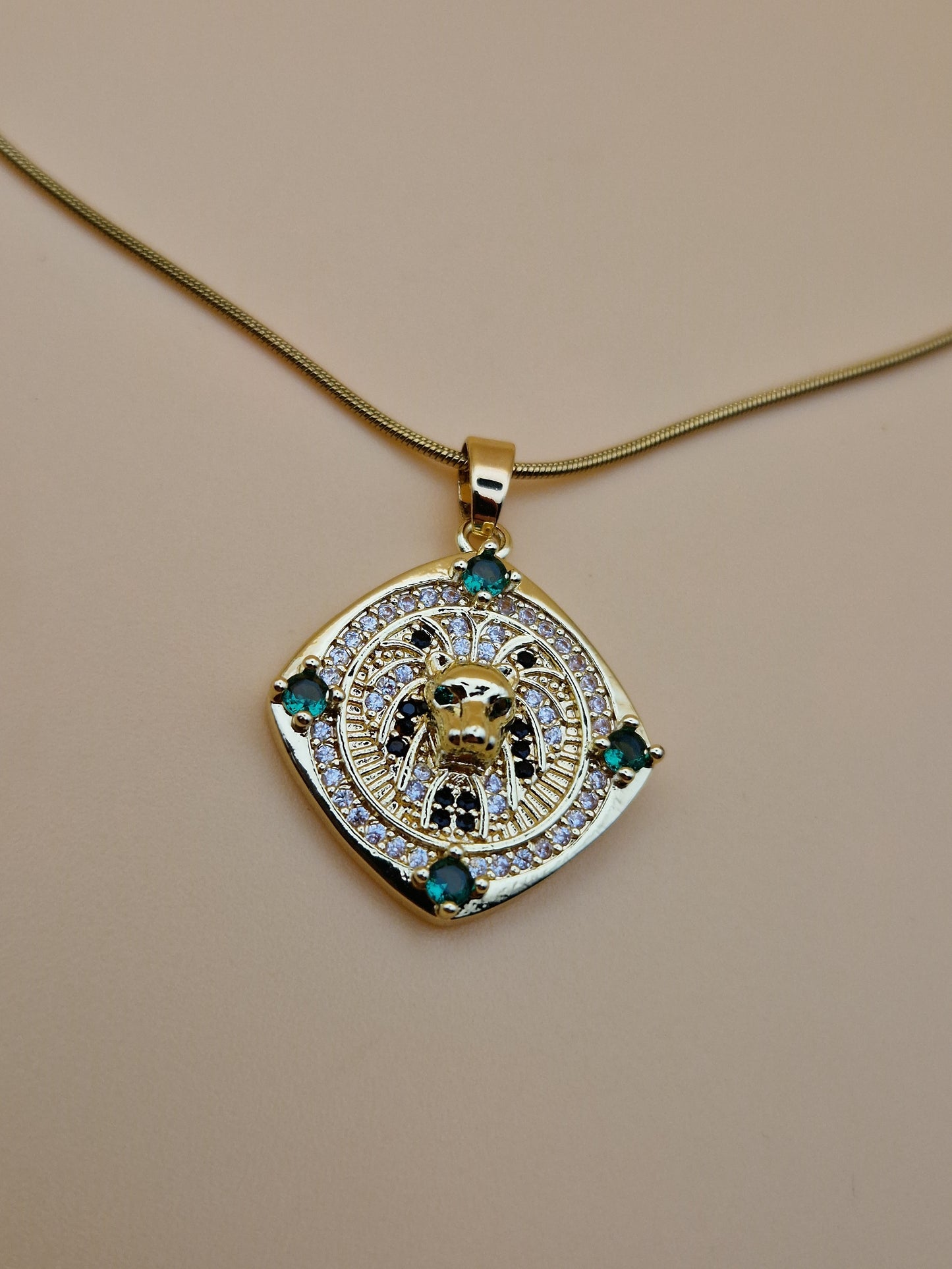 Collier "Gardien d’Anubis" – Pendentif Doré &Pierres Émeraude