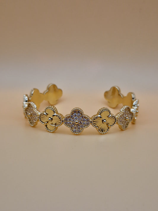 Bracelet "Éclat Fleur d'Or" – Élégance Florale en Doré