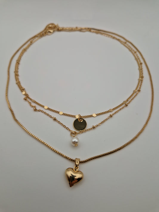 Collier – Multi-rangs avec pendentif cœur, perle et médaille