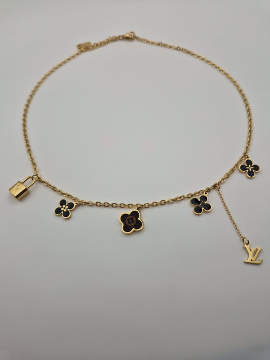 Collier "Élégance Monogram" – Charms Dorés & Iconiques
