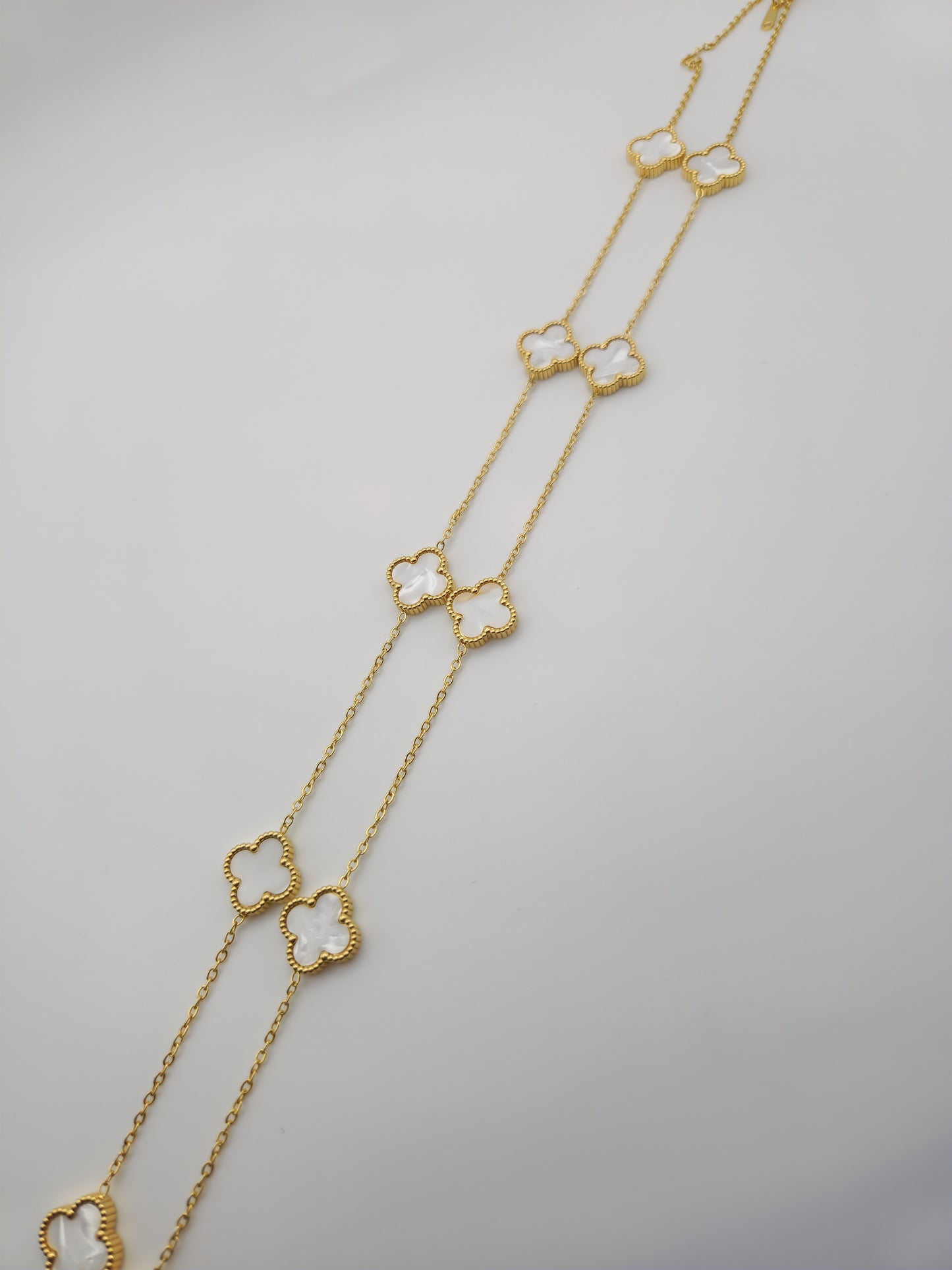 Collier Long "Blanc Élégance" – Motifs Trèfle en Onyx et Dorure Fine