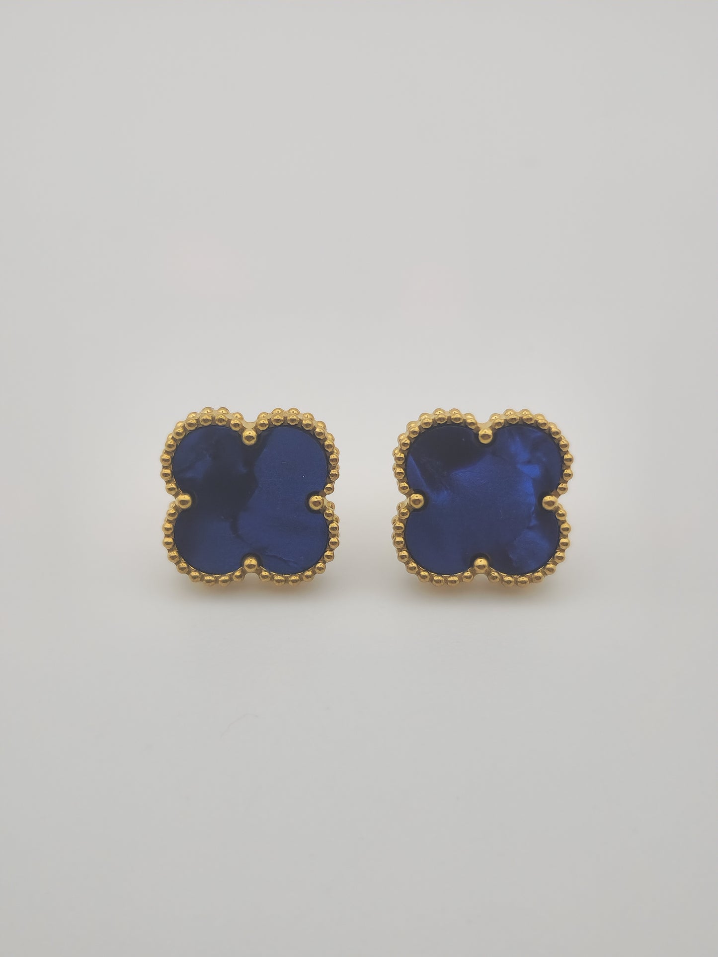 Boucles d'Oreilles "Éclat Saphir" - Trèfle Doré en Nacre Bleue