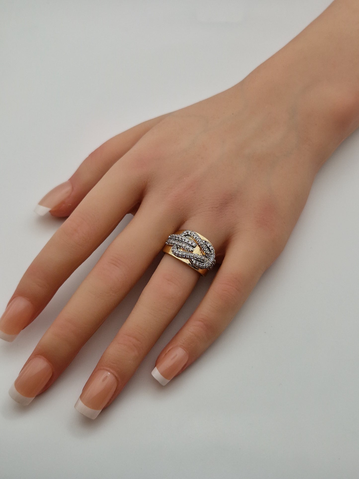 Bague Royale Entrelacée – Dorure & Zircons