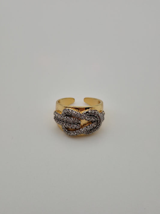 Bague Royale Entrelacée – Dorure & Zircons