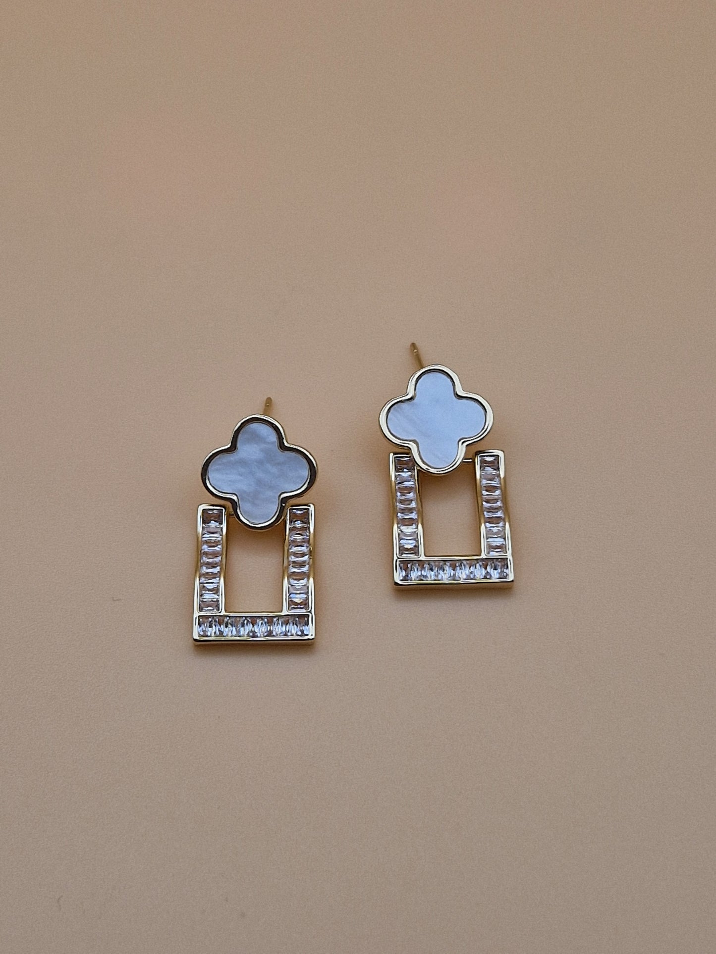 Boucles d’Oreilles "Élégance Florale" – Zircons