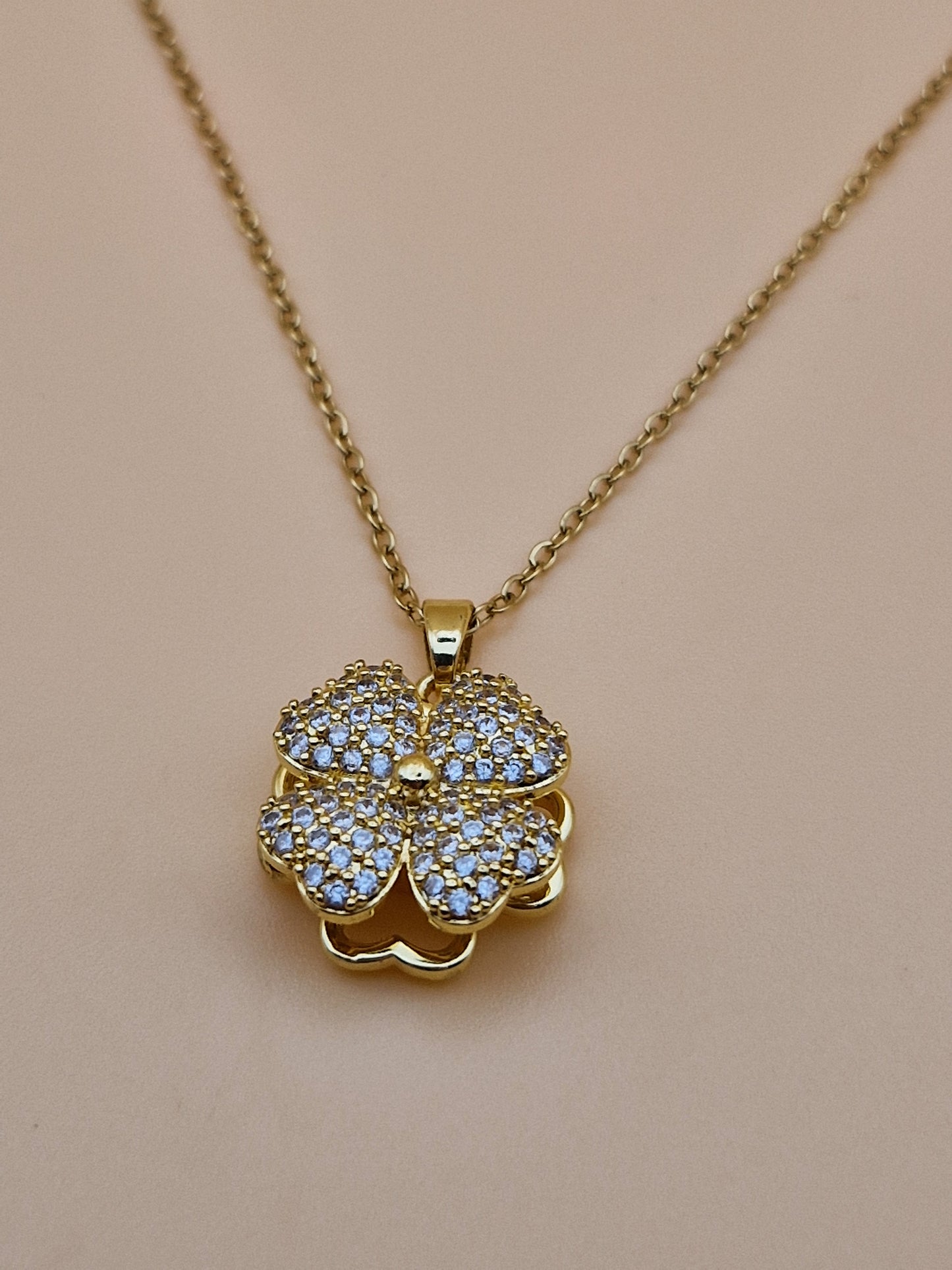 Collier "Éclat de Trèfle" – Élégance Fleurie en Zirconium