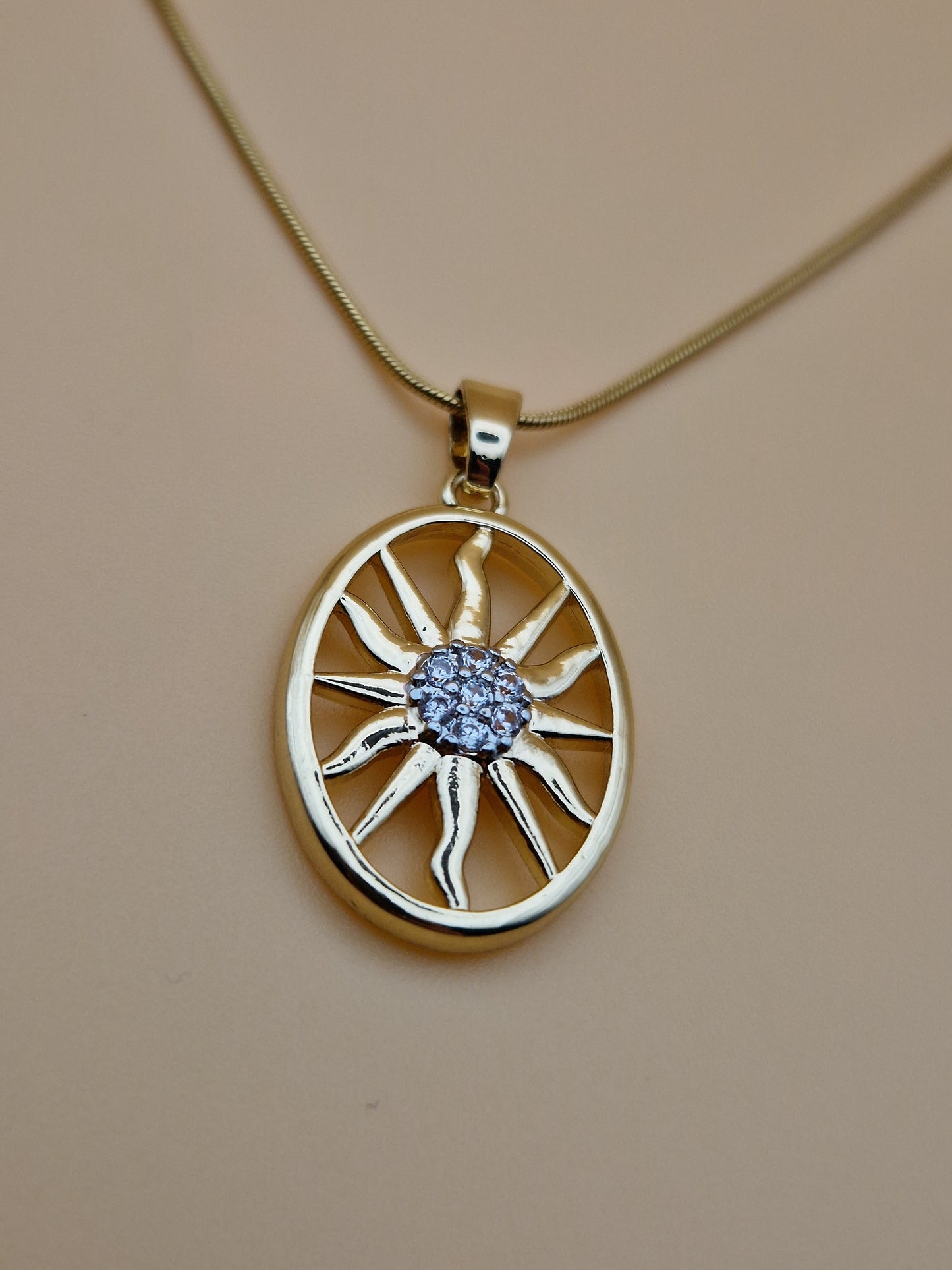 Collier "Éclat Solaire" – Pendentif Soleil Doré et Zircons Étincelants