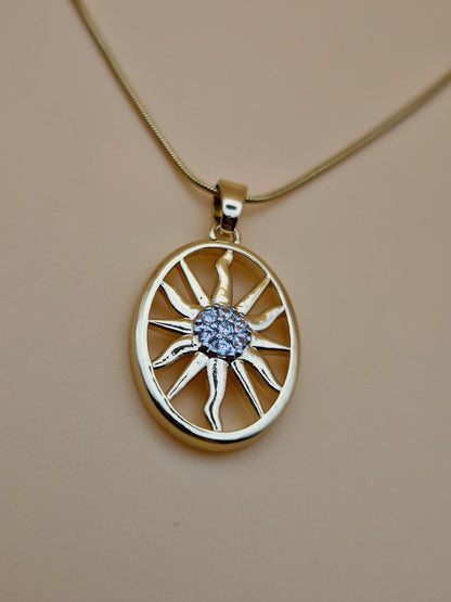 Collier "Éclat Solaire" – Pendentif Soleil Doré et Zircons Étincelants