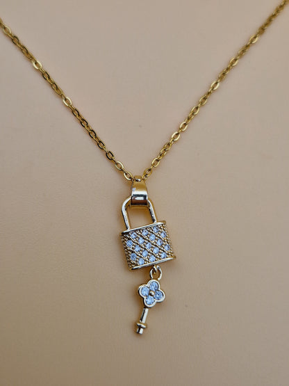 Collier "Clé du Cœur" – Doré avec Pendentif Cadenas &Clé Strassée