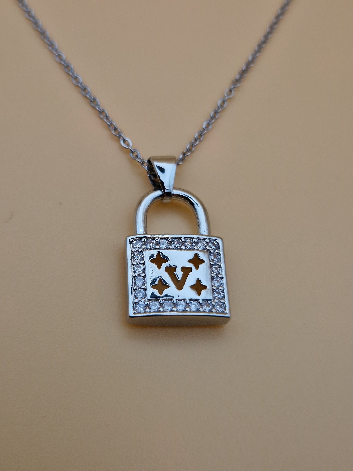 Collier Cadenas "Élégance Verrouillée" – LV