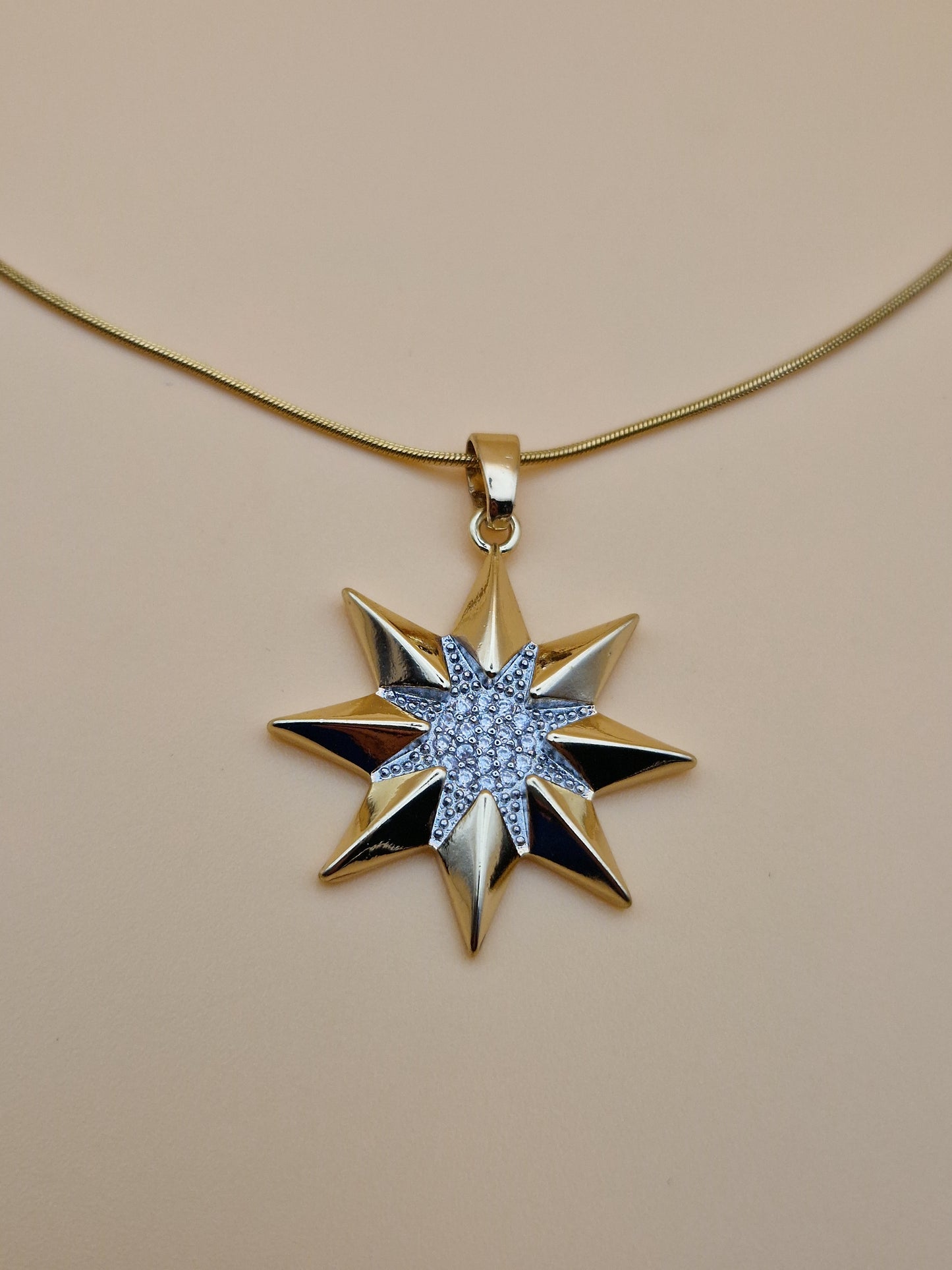 Collier Étoile d’Aurore – Éclat Doré &amp; Cristaux Zircon