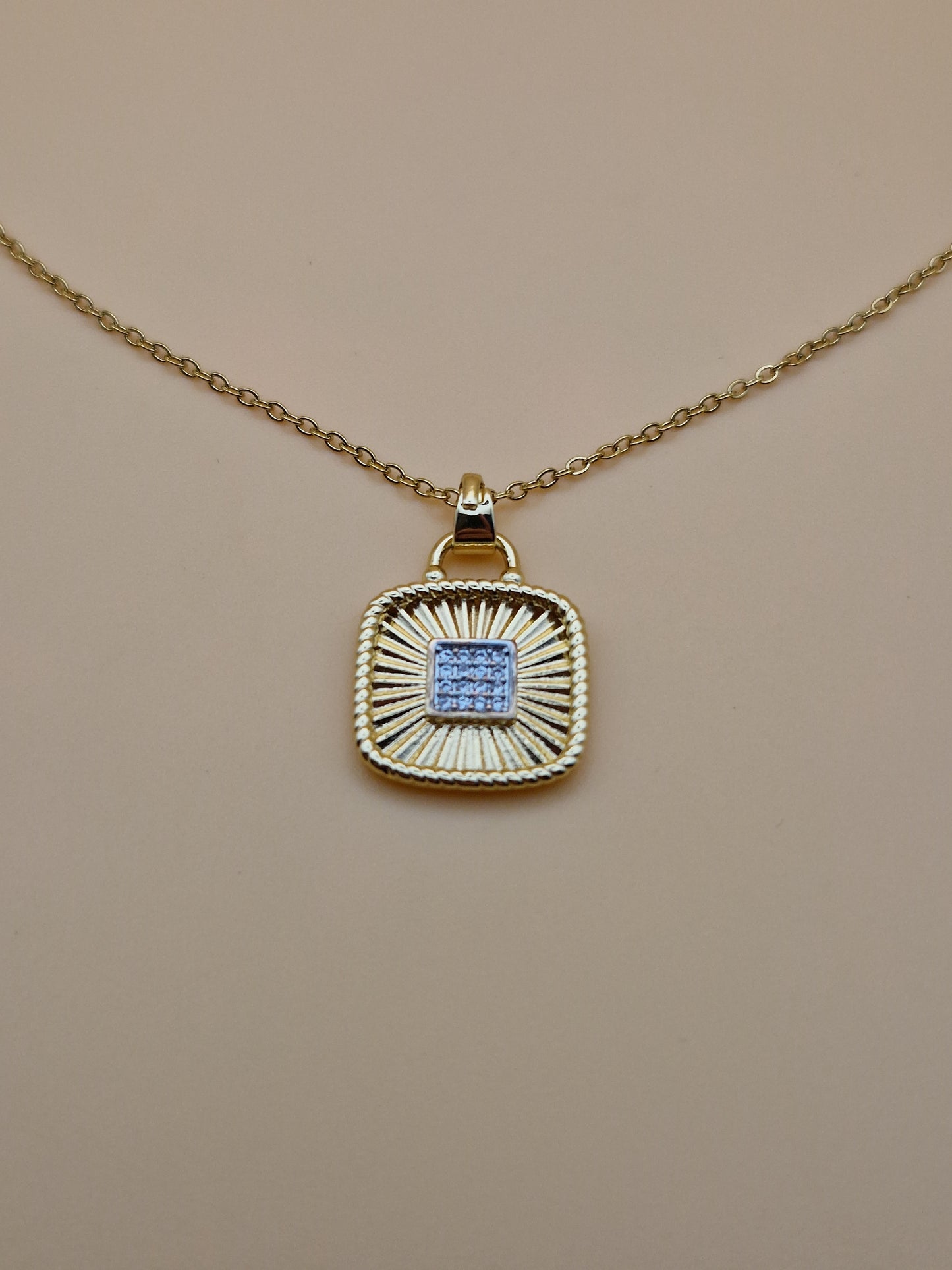 Collier "Solea" – Pendentif doré avec pavé de zirconium