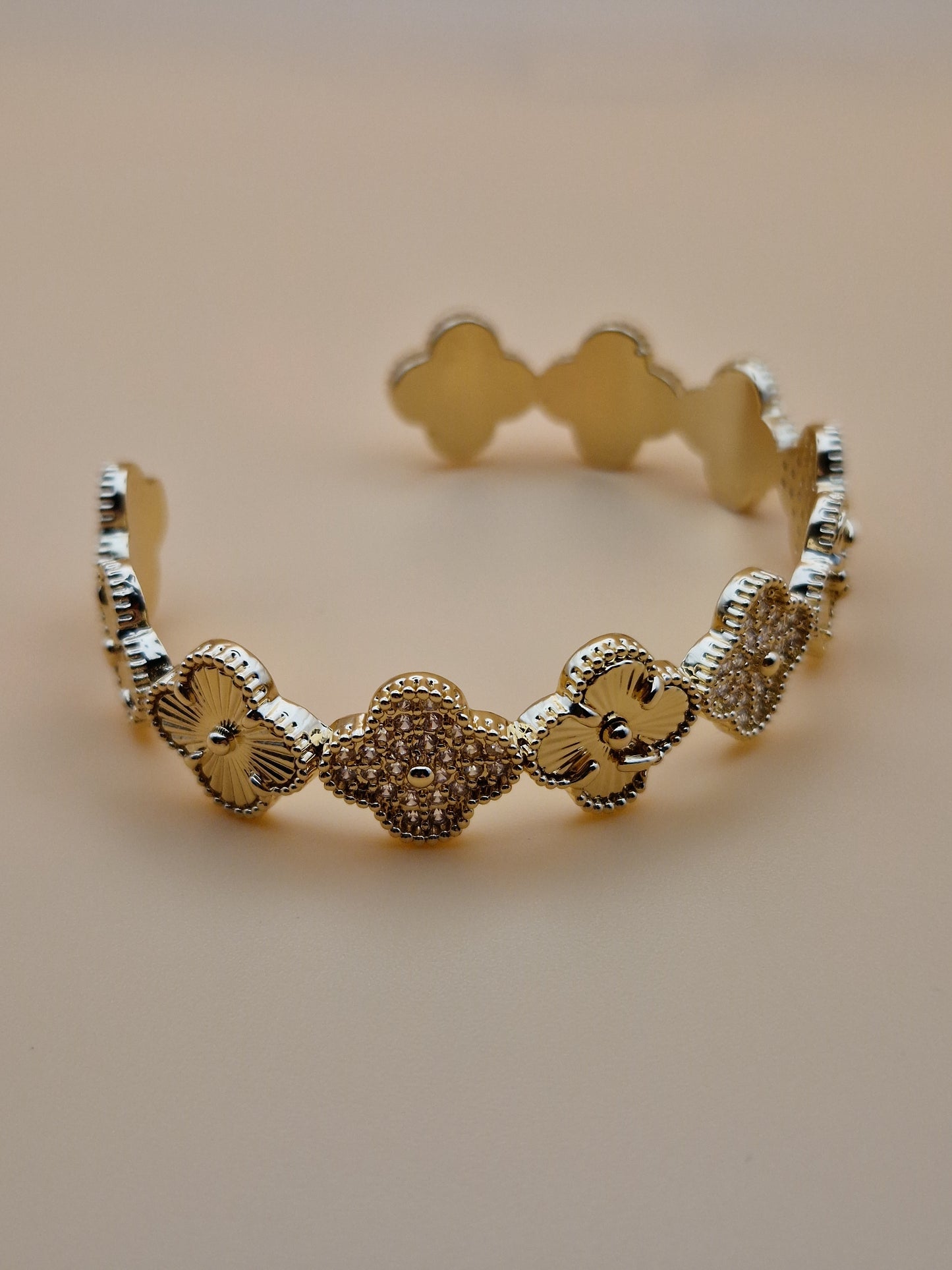 Bracelet "Éclat Fleur d'Or" – Élégance Florale en Doré