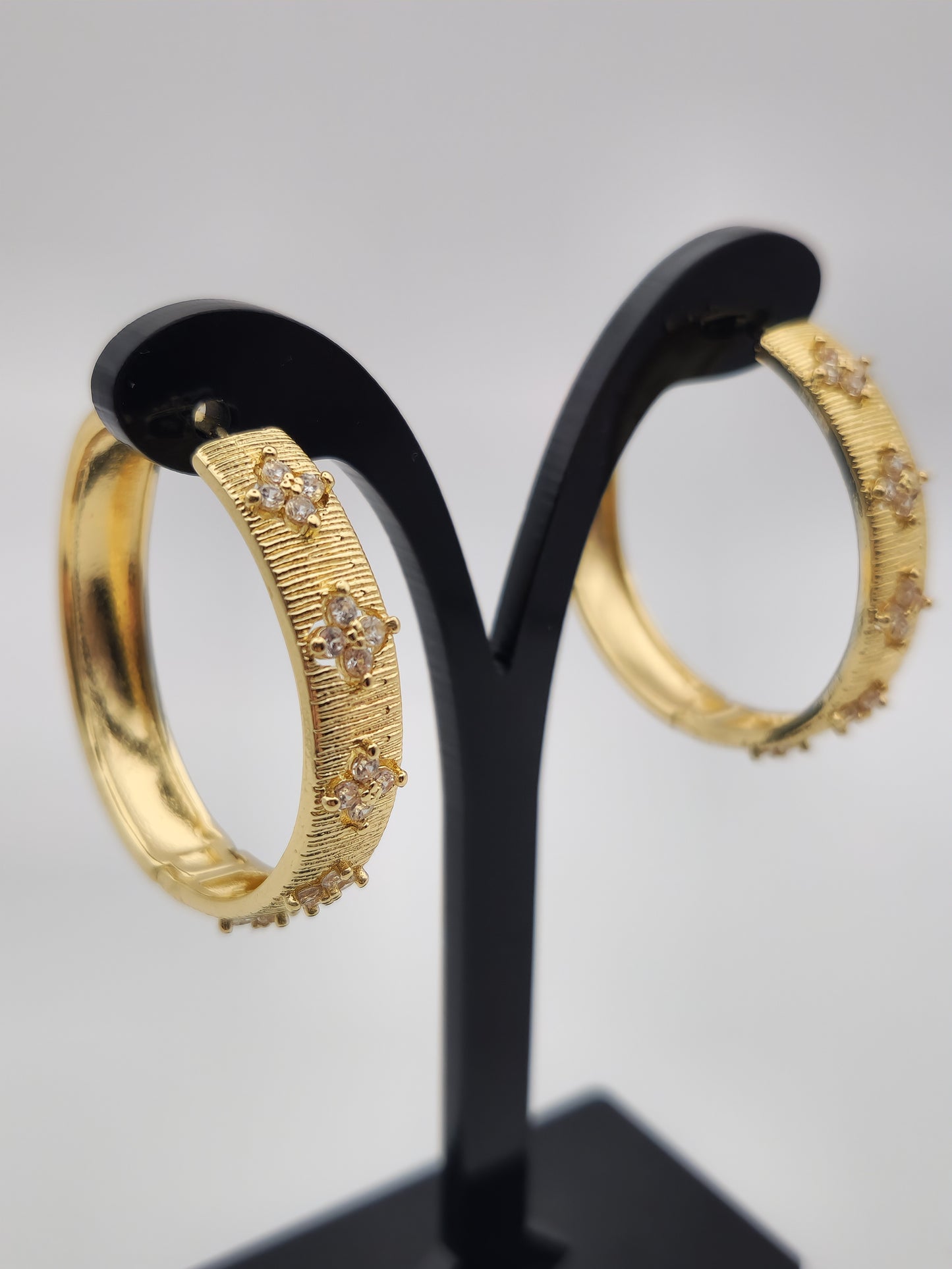 Créoles Élégance Dorée – Fleurs de Zircon