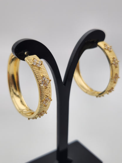 Créoles Élégance Dorée – Fleurs de Zircon