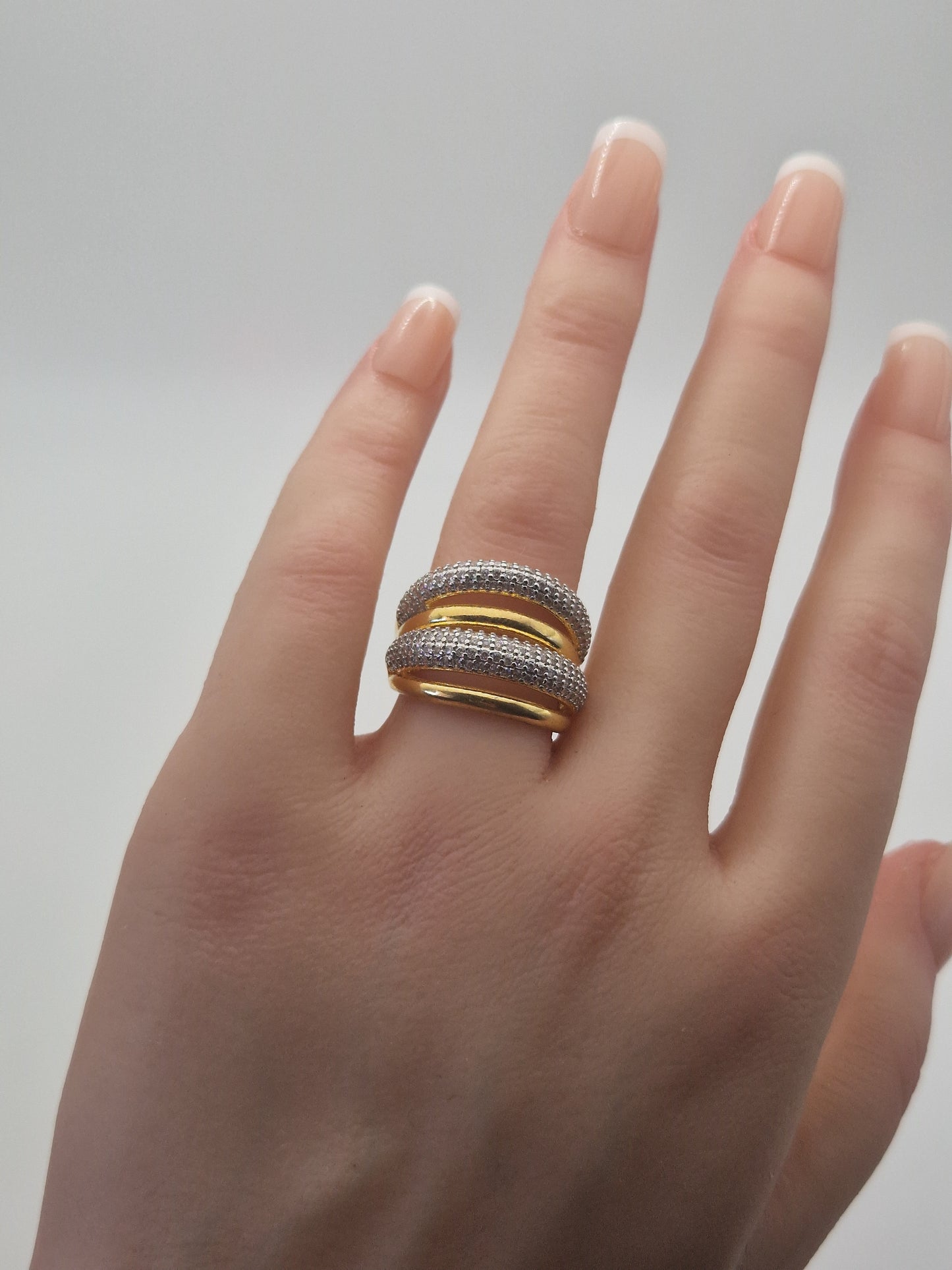 Bague Luxor – Acier Inoxydable Doré & Zircons Étincelants