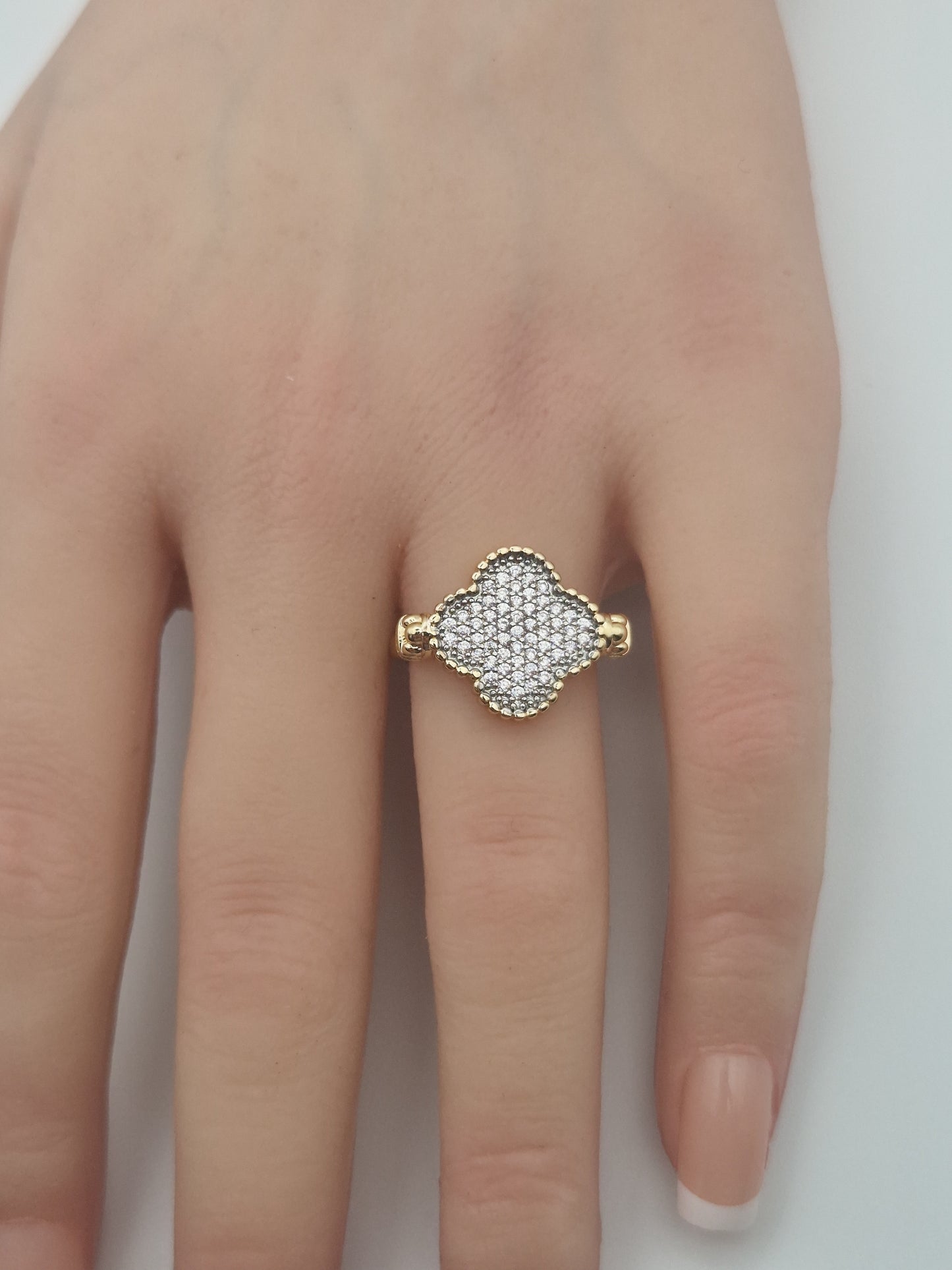 Bague Prestige Trèfle Pavé – Doré & Zircon