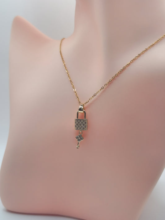 Collier "Clé du Cœur" – Doré avec Pendentif Cadenas &Clé Strassée