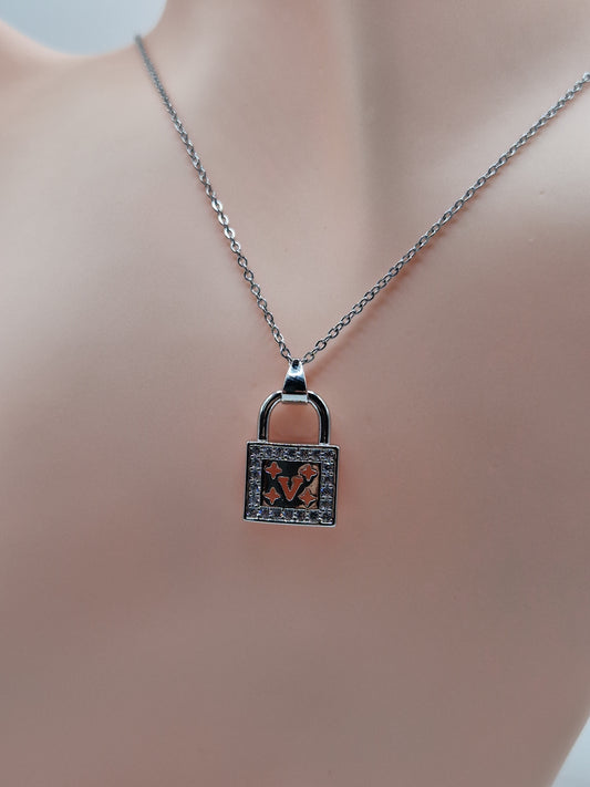 Collier Cadenas "Élégance Verrouillée" – LV