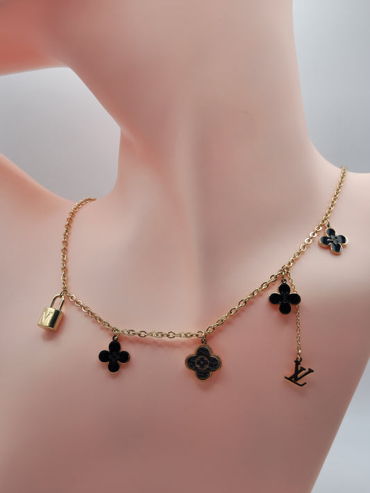Collier "Élégance Monogram" – Charms Dorés & Iconiques