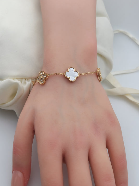 Bracelet Trèfle Éclat Doré – Perles de Nacre & Cristaux Zircon