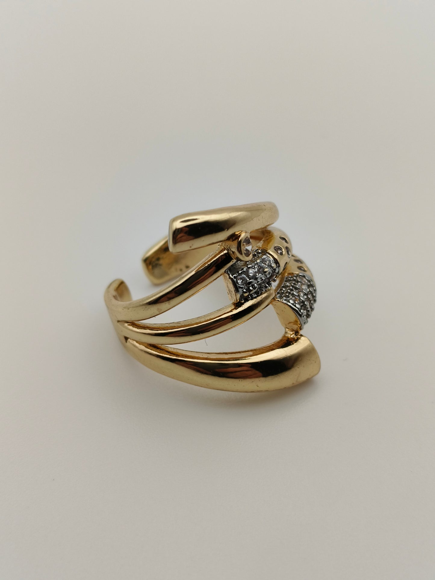 Bague Élégance Féline – Dorée et Sertie de Zircons
